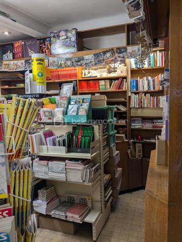 À VENDRE – Fonds de commerce avec appartement et parking – Paris 15ᵉ

À la suite d’un départ à la retraite, un fonds de commerce est proposé à la vente dans le 15ᵉ arrondissement de Paris. Il est idéalement situé dans un quartier commerçant particulièrement dynamique, à proximité immédiate du métro, de plusieurs lignes de bus et de toutes les commodités. Ce commerce bénéficie d’un environnement attractif, marqué par une forte fréquentation et une grande diversité de commerces aux alentours.

Le fonds de commerce, actuellement exploité en librairie, papeterie, presse et magasin de cadeaux, dispose d’une surface de vente d’environ 48 m². Il comprend également un sous-sol de 13 m², idéal pour le stockage ou l’organisation de réserves. Le bail 3/6/9 en cours autorise tous types de commerces. Autorisation FDJ à l’exception de la grande restauration avec extraction ainsi que des activités entraînant des nuisances.

En complément de l’espace commercial, la vente inclut un appartement de 74 m² situé au premier étage de l’immeuble. Ce logement, accessible par une entrée totalement indépendante, se compose de trois pièces : un salon, deux chambres, une cuisine, une salle d’eau et des toilettes séparées. Cet appartement offre un confort rare pour un ensemble commercial de ce type.

L’offre est également complétée par une place de parking située dans l’immeuble ainsi que par deux caves.

L’ensemble de ces lots bénéficie d’un loyer mensuel total de 1 986 € TTC, incluant le commerce, l’appartement, le parking et les caves.

Cet ensemble représente une opportunité idéale pour une personne souhaitant s’installer dans un quartier recherché, bénéficier d’un logement sur place et développer une activité commerciale dans un cadre attractif.