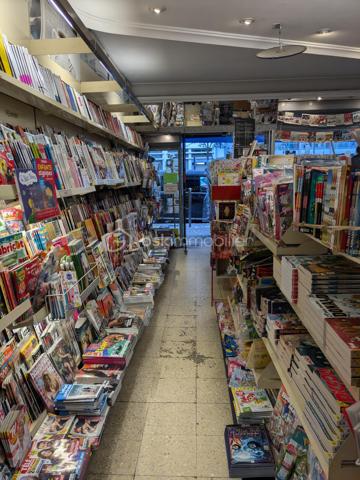 À VENDRE – Fonds de commerce avec appartement et parking – Paris 15ᵉ

À la suite d’un départ à la retraite, un fonds de commerce est proposé à la vente dans le 15ᵉ arrondissement de Paris. Il est idéalement situé dans un quartier commerçant particulièrement dynamique, à proximité immédiate du métro, de plusieurs lignes de bus et de toutes les commodités. Ce commerce bénéficie d’un environnement attractif, marqué par une forte fréquentation et une grande diversité de commerces aux alentours.

Le fonds de commerce, actuellement exploité en librairie, papeterie, presse et magasin de cadeaux, dispose d’une surface de vente d’environ 48 m². Il comprend également un sous-sol de 13 m², idéal pour le stockage ou l’organisation de réserves. Le bail 3/6/9 en cours autorise tous types de commerces. Autorisation FDJ à l’exception de la grande restauration avec extraction ainsi que des activités entraînant des nuisances.

En complément de l’espace commercial, la vente inclut un appartement de 74 m² situé au premier étage de l’immeuble. Ce logement, accessible par une entrée totalement indépendante, se compose de trois pièces : un salon, deux chambres, une cuisine, une salle d’eau et des toilettes séparées. Cet appartement offre un confort rare pour un ensemble commercial de ce type.

L’offre est également complétée par une place de parking située dans l’immeuble ainsi que par deux caves.

L’ensemble de ces lots bénéficie d’un loyer mensuel total de 1 986 € TTC, incluant le commerce, l’appartement, le parking et les caves.

Cet ensemble représente une opportunité idéale pour une personne souhaitant s’installer dans un quartier recherché, bénéficier d’un logement sur place et développer une activité commerciale dans un cadre attractif.