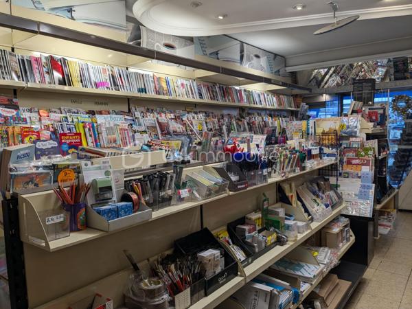 À VENDRE – Fonds de commerce avec appartement et parking – Paris 15ᵉ

À la suite d’un départ à la retraite, un fonds de commerce est proposé à la vente dans le 15ᵉ arrondissement de Paris. Il est idéalement situé dans un quartier commerçant particulièrement dynamique, à proximité immédiate du métro, de plusieurs lignes de bus et de toutes les commodités. Ce commerce bénéficie d’un environnement attractif, marqué par une forte fréquentation et une grande diversité de commerces aux alentours.

Le fonds de commerce, actuellement exploité en librairie, papeterie, presse et magasin de cadeaux, dispose d’une surface de vente d’environ 48 m². Il comprend également un sous-sol de 13 m², idéal pour le stockage ou l’organisation de réserves. Le bail 3/6/9 en cours autorise tous types de commerces. Autorisation FDJ à l’exception de la grande restauration avec extraction ainsi que des activités entraînant des nuisances.

En complément de l’espace commercial, la vente inclut un appartement de 74 m² situé au premier étage de l’immeuble. Ce logement, accessible par une entrée totalement indépendante, se compose de trois pièces : un salon, deux chambres, une cuisine, une salle d’eau et des toilettes séparées. Cet appartement offre un confort rare pour un ensemble commercial de ce type.

L’offre est également complétée par une place de parking située dans l’immeuble ainsi que par deux caves.

L’ensemble de ces lots bénéficie d’un loyer mensuel total de 1 986 € TTC, incluant le commerce, l’appartement, le parking et les caves.

Cet ensemble représente une opportunité idéale pour une personne souhaitant s’installer dans un quartier recherché, bénéficier d’un logement sur place et développer une activité commerciale dans un cadre attractif.