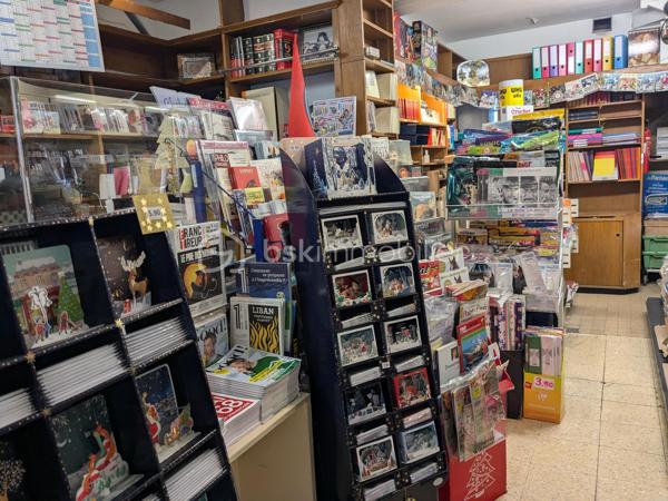 À VENDRE – Fonds de commerce avec appartement et parking – Paris 15ᵉ

À la suite d’un départ à la retraite, un fonds de commerce est proposé à la vente dans le 15ᵉ arrondissement de Paris. Il est idéalement situé dans un quartier commerçant particulièrement dynamique, à proximité immédiate du métro, de plusieurs lignes de bus et de toutes les commodités. Ce commerce bénéficie d’un environnement attractif, marqué par une forte fréquentation et une grande diversité de commerces aux alentours.

Le fonds de commerce, actuellement exploité en librairie, papeterie, presse et magasin de cadeaux, dispose d’une surface de vente d’environ 48 m². Il comprend également un sous-sol de 13 m², idéal pour le stockage ou l’organisation de réserves. Le bail 3/6/9 en cours autorise tous types de commerces. Autorisation FDJ à l’exception de la grande restauration avec extraction ainsi que des activités entraînant des nuisances.

En complément de l’espace commercial, la vente inclut un appartement de 74 m² situé au premier étage de l’immeuble. Ce logement, accessible par une entrée totalement indépendante, se compose de trois pièces : un salon, deux chambres, une cuisine, une salle d’eau et des toilettes séparées. Cet appartement offre un confort rare pour un ensemble commercial de ce type.

L’offre est également complétée par une place de parking située dans l’immeuble ainsi que par deux caves.

L’ensemble de ces lots bénéficie d’un loyer mensuel total de 1 986 € TTC, incluant le commerce, l’appartement, le parking et les caves.

Cet ensemble représente une opportunité idéale pour une personne souhaitant s’installer dans un quartier recherché, bénéficier d’un logement sur place et développer une activité commerciale dans un cadre attractif.
