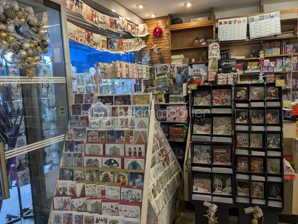 À VENDRE – Fonds de commerce avec appartement et parking – Paris 15ᵉ

À la suite d’un départ à la retraite, un fonds de commerce est proposé à la vente dans le 15ᵉ arrondissement de Paris. Il est idéalement situé dans un quartier commerçant particulièrement dynamique, à proximité immédiate du métro, de plusieurs lignes de bus et de toutes les commodités. Ce commerce bénéficie d’un environnement attractif, marqué par une forte fréquentation et une grande diversité de commerces aux alentours.

Le fonds de commerce, actuellement exploité en librairie, papeterie, presse et magasin de cadeaux, dispose d’une surface de vente d’environ 48 m². Il comprend également un sous-sol de 13 m², idéal pour le stockage ou l’organisation de réserves. Le bail 3/6/9 en cours autorise tous types de commerces. Autorisation FDJ à l’exception de la grande restauration avec extraction ainsi que des activités entraînant des nuisances.

En complément de l’espace commercial, la vente inclut un appartement de 74 m² situé au premier étage de l’immeuble. Ce logement, accessible par une entrée totalement indépendante, se compose de trois pièces : un salon, deux chambres, une cuisine, une salle d’eau et des toilettes séparées. Cet appartement offre un confort rare pour un ensemble commercial de ce type.

L’offre est également complétée par une place de parking située dans l’immeuble ainsi que par deux caves.

L’ensemble de ces lots bénéficie d’un loyer mensuel total de 1 986 € TTC, incluant le commerce, l’appartement, le parking et les caves.

Cet ensemble représente une opportunité idéale pour une personne souhaitant s’installer dans un quartier recherché, bénéficier d’un logement sur place et développer une activité commerciale dans un cadre attractif.