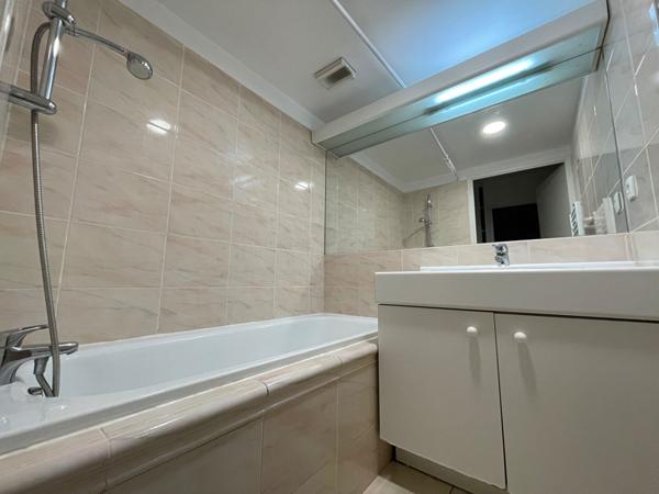 T2 de 41 m²  Terrasse, Cave et Parking  COEUR ST CYPRIEN