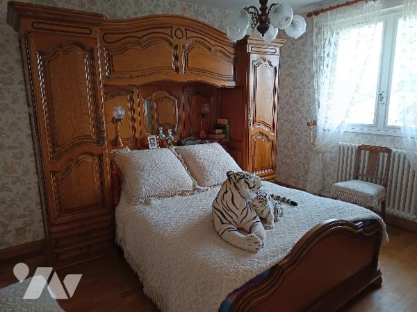 Beau potentiel pour cette maison de ville proche des écoles