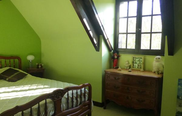 Maison avec sous-sol total et terrain arboré.