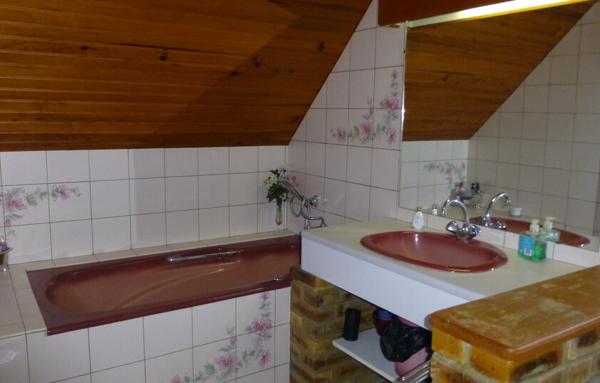 Maison avec sous-sol total et terrain arboré.