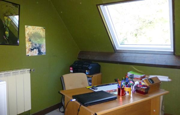 Maison avec sous-sol total et terrain arboré.