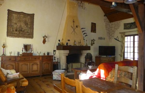 Maison avec sous-sol total et terrain arboré.