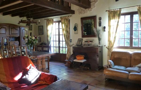 Maison avec sous-sol total et terrain arboré.