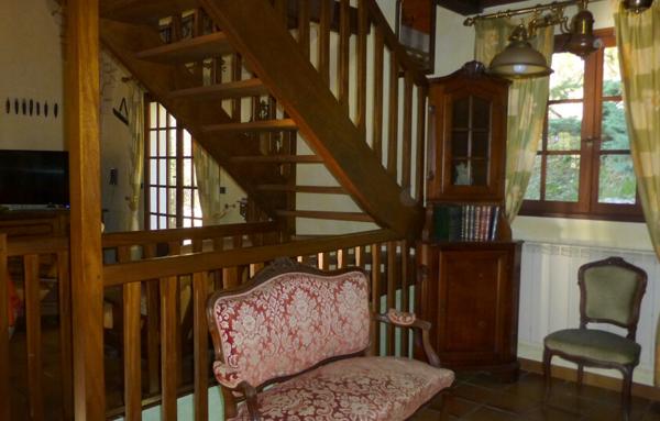 Maison avec sous-sol total et terrain arboré.