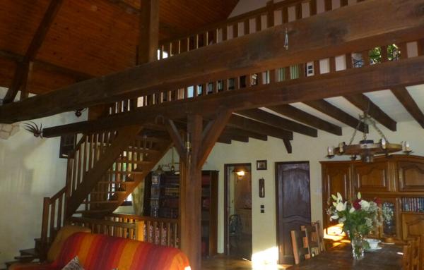 Maison avec sous-sol total et terrain arboré.