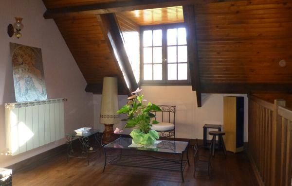 Maison avec sous-sol total et terrain arboré.