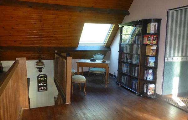 Maison avec sous-sol total et terrain arboré.