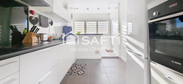 Appartement rénové avec 3 chambres, garage, cave et parking en centre-ville.