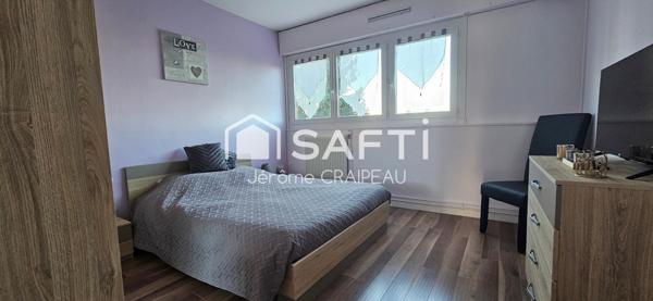 Appartement rénové avec 3 chambres, garage, cave et parking en centre-ville.