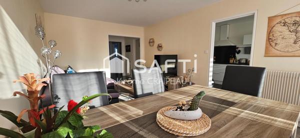 Appartement rénové avec 3 chambres, garage, cave et parking en centre-ville.