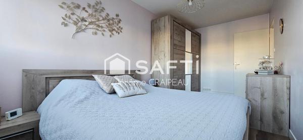 Appartement rénové avec 3 chambres, garage, cave et parking en centre-ville.