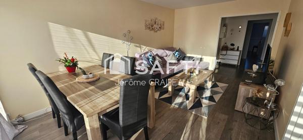 Appartement rénové avec 3 chambres, garage, cave et parking en centre-ville.