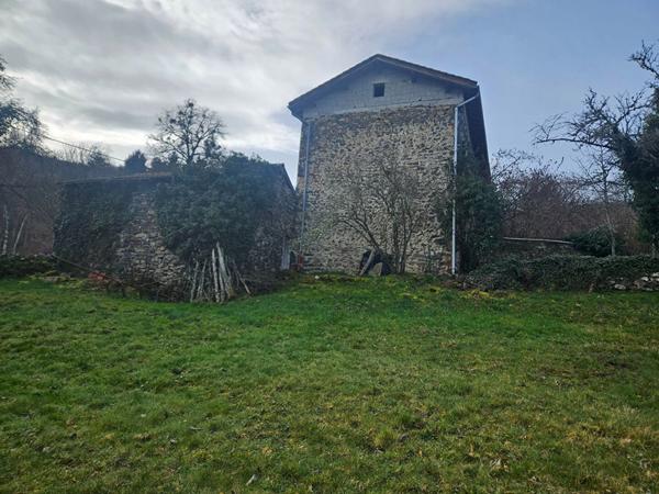 EXCLUSIVITE ! Hameau de Retournac Ancien corps de ferme à rénover sur 1500 m2 de terrain