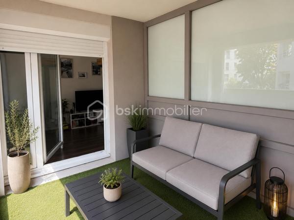 Appartement situé au premier étage d'une résidence de deux étages, rue Jean Guillon à Tours à deux pas de l'arrêt de Tram Monconseil. Il se compose d'une entrée avec placard, un séjour de 20m2 environ avec accès à une terrasse, une cuisine aménagée et équipée d'un four, d'une plaque de cuisson et d'une hotte, deux chambres avec accès balcon, une salle de bain avec meuble vasque et un WC. 
Sous-sol avec un parking privé. Chauffage et production d'eau chaude collectifs. 
Prévoir remboursement du fonds de travaux pour environ 500€ et fonds de réserve environ 340€.
Contact par téléphone privilégié pour plus de renseignements et planifier une visite !
