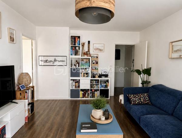 Appartement situé au premier étage d'une résidence de deux étages, rue Jean Guillon à Tours à deux pas de l'arrêt de Tram Monconseil. Il se compose d'une entrée avec placard, un séjour de 20m2 environ avec accès à une terrasse, une cuisine aménagée et équipée d'un four, d'une plaque de cuisson et d'une hotte, deux chambres avec accès balcon, une salle de bain avec meuble vasque et un WC. 
Sous-sol avec un parking privé. Chauffage et production d'eau chaude collectifs. 
Prévoir remboursement du fonds de travaux pour environ 500€ et fonds de réserve environ 340€.
Contact par téléphone privilégié pour plus de renseignements et planifier une visite !