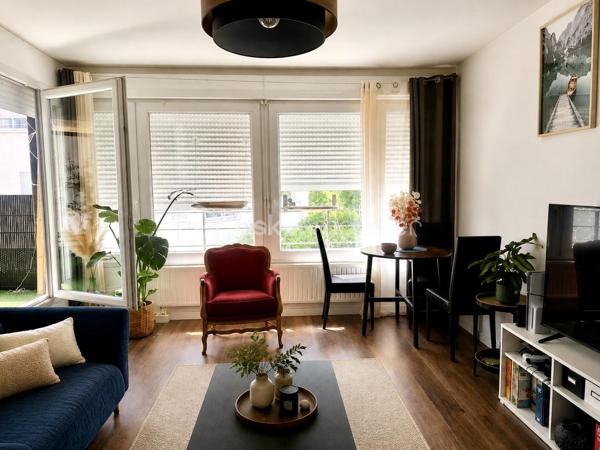 Appartement situé au premier étage d'une résidence de deux étages, rue Jean Guillon à Tours à deux pas de l'arrêt de Tram Monconseil. Il se compose d'une entrée avec placard, un séjour de 20m2 environ avec accès à une terrasse, une cuisine aménagée et équipée d'un four, d'une plaque de cuisson et d'une hotte, deux chambres avec accès balcon, une salle de bain avec meuble vasque et un WC. 
Sous-sol avec un parking privé. Chauffage et production d'eau chaude collectifs. 
Prévoir remboursement du fonds de travaux pour environ 500€ et fonds de réserve environ 340€.
Contact par téléphone privilégié pour plus de renseignements et planifier une visite !