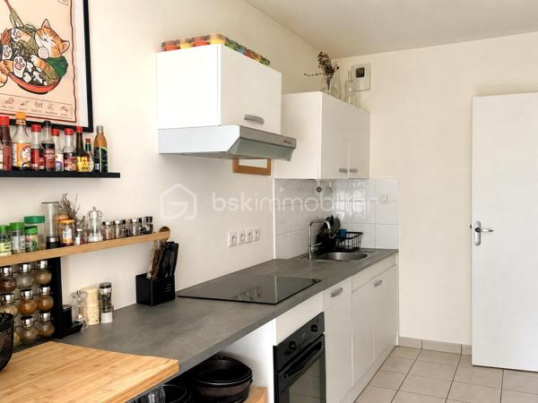 Appartement situé au premier étage d'une résidence de deux étages, rue Jean Guillon à Tours à deux pas de l'arrêt de Tram Monconseil. Il se compose d'une entrée avec placard, un séjour de 20m2 environ avec accès à une terrasse, une cuisine aménagée et équipée d'un four, d'une plaque de cuisson et d'une hotte, deux chambres avec accès balcon, une salle de bain avec meuble vasque et un WC. 
Sous-sol avec un parking privé. Chauffage et production d'eau chaude collectifs. 
Prévoir remboursement du fonds de travaux pour environ 500€ et fonds de réserve environ 340€.
Contact par téléphone privilégié pour plus de renseignements et planifier une visite !