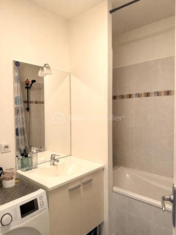 Appartement situé au premier étage d'une résidence de deux étages, rue Jean Guillon à Tours à deux pas de l'arrêt de Tram Monconseil. Il se compose d'une entrée avec placard, un séjour de 20m2 environ avec accès à une terrasse, une cuisine aménagée et équipée d'un four, d'une plaque de cuisson et d'une hotte, deux chambres avec accès balcon, une salle de bain avec meuble vasque et un WC. 
Sous-sol avec un parking privé. Chauffage et production d'eau chaude collectifs. 
Prévoir remboursement du fonds de travaux pour environ 500€ et fonds de réserve environ 340€.
Contact par téléphone privilégié pour plus de renseignements et planifier une visite !