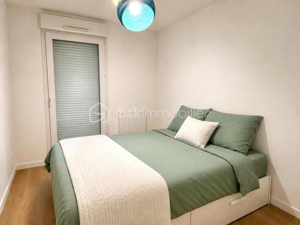 Appartement situé au premier étage d'une résidence de deux étages, rue Jean Guillon à Tours à deux pas de l'arrêt de Tram Monconseil. Il se compose d'une entrée avec placard, un séjour de 20m2 environ avec accès à une terrasse, une cuisine aménagée et équipée d'un four, d'une plaque de cuisson et d'une hotte, deux chambres avec accès balcon, une salle de bain avec meuble vasque et un WC. 
Sous-sol avec un parking privé. Chauffage et production d'eau chaude collectifs. 
Prévoir remboursement du fonds de travaux pour environ 500€ et fonds de réserve environ 340€.
Contact par téléphone privilégié pour plus de renseignements et planifier une visite !