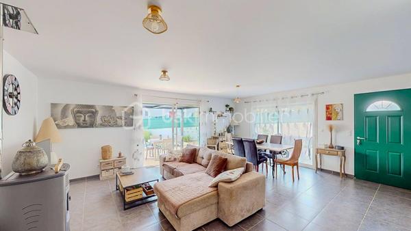 Maison contemporaine de plain-pied avec piscine – 4 chambres – Proche Bayonne

  Un véritable coup de cœur à découvrir sans tarder !

Dans un environnement calme et résidentiel, découvrez cette jolie maison contemporaine de 2017, 
entièrement de plain-pied, implantée sur une parcelle clôturée de 413 m².

Idéalement située, vous serez à seulement  5 minutes du centre commercial Ametzondo et 10 minutes de Bayonne.

    - VISITE VIRTUELLE SUR DEMANDE - GRATUITE

Dès l'entrée, vous serez séduits par une belle pièce de vie lumineuse de 43 m², chaleureuse et conviviale, 
agrémentée d'un poêle à granulés. 
Elle s'ouvre directement sur les extérieurs et la piscine.

La cuisine ouverte, aménagée et équipée, s'intègre parfaitement à cet espace de vie pensé pour profiter pleinement 
des moments en famille ou entre amis.

Un espace nuit confortable :

La maison propose 4 chambres, dont une belle **suite parentale** avec :

* dressing,
* salle d'eau avec douche à l'italienne,
* WC.

Un cellier avec accès au garage, une seconde salle d'eau et un WC indépendant viennent compléter l'espace intérieur.

Un extérieur pensé pour profiter pleinement des beaux jours.

Vous apprécierez particulièrement son jardin clos et facile à vivre, ainsi que ses deux terrasses exposées Sud-Ouest.

L'une bénéficie d'une pergola, l'autre d'un store, permettant de profiter des extérieurs à différents moments de la journée.

Et pour les journées ensoleillées : place à la détente avec une piscine chauffée et équipée d'une filtration au sel ! 

Un garage de 15 m² complète l'ensemble.

Les prestations : 

* Maison récente de 2017
* Plain-pied
* 4 chambres
* Piscine chauffée avec filtration au sel
* Poêle à granulés + chauffage électrique
* Eau chaude par ballon thermodynamique
* Huisseries PVC double vitrage
* Volets roulants électriques et bois
* VMC
* Moustiquaires
* Fibre
* Tout-à-l'égout
* Garage de 15 m²

  Les + qui font la différence :

Plain-pied • Maison récente • Excellent diagnostic performance énergétique classé en A et A • 4 chambres • Piscine • Jardin clos
• Terrasses • Calme • Proximité Bayonne

Une maison fonctionnelle, lumineuse et parfaitement adaptée à une vie de famille, où tout est réuni pour profiter 
d'un cadre de vie agréable à proximité immédiate de Bayonne.

Une maison coup de cœur qui ne devrait pas rester longtemps sur le marché… Alors, ne tardez pas !

 Je suis à votre écoute 7 jours sur 7 et m'adapte à votre planning pour organiser votre visite.