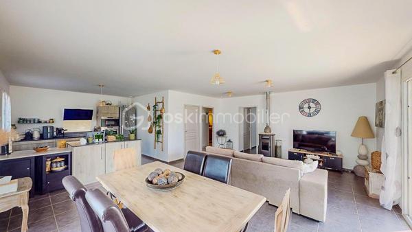 Maison contemporaine de plain-pied avec piscine – 4 chambres – Proche Bayonne

  Un véritable coup de cœur à découvrir sans tarder !

Dans un environnement calme et résidentiel, découvrez cette jolie maison contemporaine de 2017, 
entièrement de plain-pied, implantée sur une parcelle clôturée de 413 m².

Idéalement située, vous serez à seulement  5 minutes du centre commercial Ametzondo et 10 minutes de Bayonne.

    - VISITE VIRTUELLE SUR DEMANDE - GRATUITE

Dès l'entrée, vous serez séduits par une belle pièce de vie lumineuse de 43 m², chaleureuse et conviviale, 
agrémentée d'un poêle à granulés. 
Elle s'ouvre directement sur les extérieurs et la piscine.

La cuisine ouverte, aménagée et équipée, s'intègre parfaitement à cet espace de vie pensé pour profiter pleinement 
des moments en famille ou entre amis.

Un espace nuit confortable :

La maison propose 4 chambres, dont une belle **suite parentale** avec :

* dressing,
* salle d'eau avec douche à l'italienne,
* WC.

Un cellier avec accès au garage, une seconde salle d'eau et un WC indépendant viennent compléter l'espace intérieur.

Un extérieur pensé pour profiter pleinement des beaux jours.

Vous apprécierez particulièrement son jardin clos et facile à vivre, ainsi que ses deux terrasses exposées Sud-Ouest.

L'une bénéficie d'une pergola, l'autre d'un store, permettant de profiter des extérieurs à différents moments de la journée.

Et pour les journées ensoleillées : place à la détente avec une piscine chauffée et équipée d'une filtration au sel ! 

Un garage de 15 m² complète l'ensemble.

Les prestations : 

* Maison récente de 2017
* Plain-pied
* 4 chambres
* Piscine chauffée avec filtration au sel
* Poêle à granulés + chauffage électrique
* Eau chaude par ballon thermodynamique
* Huisseries PVC double vitrage
* Volets roulants électriques et bois
* VMC
* Moustiquaires
* Fibre
* Tout-à-l'égout
* Garage de 15 m²

  Les + qui font la différence :

Plain-pied • Maison récente • Excellent diagnostic performance énergétique classé en A et A • 4 chambres • Piscine • Jardin clos
• Terrasses • Calme • Proximité Bayonne

Une maison fonctionnelle, lumineuse et parfaitement adaptée à une vie de famille, où tout est réuni pour profiter 
d'un cadre de vie agréable à proximité immédiate de Bayonne.

Une maison coup de cœur qui ne devrait pas rester longtemps sur le marché… Alors, ne tardez pas !

 Je suis à votre écoute 7 jours sur 7 et m'adapte à votre planning pour organiser votre visite.