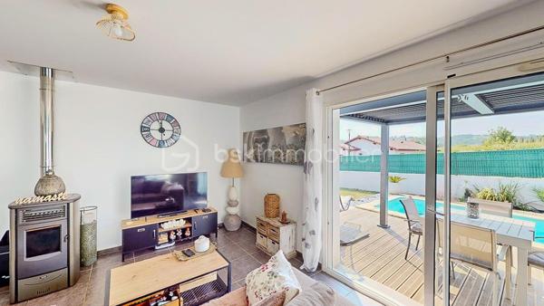 Maison contemporaine de plain-pied avec piscine – 4 chambres – Proche Bayonne

  Un véritable coup de cœur à découvrir sans tarder !

Dans un environnement calme et résidentiel, découvrez cette jolie maison contemporaine de 2017, 
entièrement de plain-pied, implantée sur une parcelle clôturée de 413 m².

Idéalement située, vous serez à seulement  5 minutes du centre commercial Ametzondo et 10 minutes de Bayonne.

    - VISITE VIRTUELLE SUR DEMANDE - GRATUITE

Dès l'entrée, vous serez séduits par une belle pièce de vie lumineuse de 43 m², chaleureuse et conviviale, 
agrémentée d'un poêle à granulés. 
Elle s'ouvre directement sur les extérieurs et la piscine.

La cuisine ouverte, aménagée et équipée, s'intègre parfaitement à cet espace de vie pensé pour profiter pleinement 
des moments en famille ou entre amis.

Un espace nuit confortable :

La maison propose 4 chambres, dont une belle **suite parentale** avec :

* dressing,
* salle d'eau avec douche à l'italienne,
* WC.

Un cellier avec accès au garage, une seconde salle d'eau et un WC indépendant viennent compléter l'espace intérieur.

Un extérieur pensé pour profiter pleinement des beaux jours.

Vous apprécierez particulièrement son jardin clos et facile à vivre, ainsi que ses deux terrasses exposées Sud-Ouest.

L'une bénéficie d'une pergola, l'autre d'un store, permettant de profiter des extérieurs à différents moments de la journée.

Et pour les journées ensoleillées : place à la détente avec une piscine chauffée et équipée d'une filtration au sel ! 

Un garage de 15 m² complète l'ensemble.

Les prestations : 

* Maison récente de 2017
* Plain-pied
* 4 chambres
* Piscine chauffée avec filtration au sel
* Poêle à granulés + chauffage électrique
* Eau chaude par ballon thermodynamique
* Huisseries PVC double vitrage
* Volets roulants électriques et bois
* VMC
* Moustiquaires
* Fibre
* Tout-à-l'égout
* Garage de 15 m²

  Les + qui font la différence :

Plain-pied • Maison récente • Excellent diagnostic performance énergétique classé en A et A • 4 chambres • Piscine • Jardin clos
• Terrasses • Calme • Proximité Bayonne

Une maison fonctionnelle, lumineuse et parfaitement adaptée à une vie de famille, où tout est réuni pour profiter 
d'un cadre de vie agréable à proximité immédiate de Bayonne.

Une maison coup de cœur qui ne devrait pas rester longtemps sur le marché… Alors, ne tardez pas !

 Je suis à votre écoute 7 jours sur 7 et m'adapte à votre planning pour organiser votre visite.