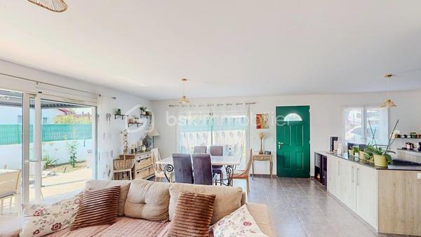 Maison contemporaine de plain-pied avec piscine – 4 chambres – Proche Bayonne

  Un véritable coup de cœur à découvrir sans tarder !

Dans un environnement calme et résidentiel, découvrez cette jolie maison contemporaine de 2017, 
entièrement de plain-pied, implantée sur une parcelle clôturée de 413 m².

Idéalement située, vous serez à seulement  5 minutes du centre commercial Ametzondo et 10 minutes de Bayonne.

    - VISITE VIRTUELLE SUR DEMANDE - GRATUITE

Dès l'entrée, vous serez séduits par une belle pièce de vie lumineuse de 43 m², chaleureuse et conviviale, 
agrémentée d'un poêle à granulés. 
Elle s'ouvre directement sur les extérieurs et la piscine.

La cuisine ouverte, aménagée et équipée, s'intègre parfaitement à cet espace de vie pensé pour profiter pleinement 
des moments en famille ou entre amis.

Un espace nuit confortable :

La maison propose 4 chambres, dont une belle **suite parentale** avec :

* dressing,
* salle d'eau avec douche à l'italienne,
* WC.

Un cellier avec accès au garage, une seconde salle d'eau et un WC indépendant viennent compléter l'espace intérieur.

Un extérieur pensé pour profiter pleinement des beaux jours.

Vous apprécierez particulièrement son jardin clos et facile à vivre, ainsi que ses deux terrasses exposées Sud-Ouest.

L'une bénéficie d'une pergola, l'autre d'un store, permettant de profiter des extérieurs à différents moments de la journée.

Et pour les journées ensoleillées : place à la détente avec une piscine chauffée et équipée d'une filtration au sel ! 

Un garage de 15 m² complète l'ensemble.

Les prestations : 

* Maison récente de 2017
* Plain-pied
* 4 chambres
* Piscine chauffée avec filtration au sel
* Poêle à granulés + chauffage électrique
* Eau chaude par ballon thermodynamique
* Huisseries PVC double vitrage
* Volets roulants électriques et bois
* VMC
* Moustiquaires
* Fibre
* Tout-à-l'égout
* Garage de 15 m²

  Les + qui font la différence :

Plain-pied • Maison récente • Excellent diagnostic performance énergétique classé en A et A • 4 chambres • Piscine • Jardin clos
• Terrasses • Calme • Proximité Bayonne

Une maison fonctionnelle, lumineuse et parfaitement adaptée à une vie de famille, où tout est réuni pour profiter 
d'un cadre de vie agréable à proximité immédiate de Bayonne.

Une maison coup de cœur qui ne devrait pas rester longtemps sur le marché… Alors, ne tardez pas !

 Je suis à votre écoute 7 jours sur 7 et m'adapte à votre planning pour organiser votre visite.