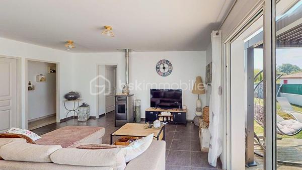Maison contemporaine de plain-pied avec piscine – 4 chambres – Proche Bayonne

  Un véritable coup de cœur à découvrir sans tarder !

Dans un environnement calme et résidentiel, découvrez cette jolie maison contemporaine de 2017, 
entièrement de plain-pied, implantée sur une parcelle clôturée de 413 m².

Idéalement située, vous serez à seulement  5 minutes du centre commercial Ametzondo et 10 minutes de Bayonne.

    - VISITE VIRTUELLE SUR DEMANDE - GRATUITE

Dès l'entrée, vous serez séduits par une belle pièce de vie lumineuse de 43 m², chaleureuse et conviviale, 
agrémentée d'un poêle à granulés. 
Elle s'ouvre directement sur les extérieurs et la piscine.

La cuisine ouverte, aménagée et équipée, s'intègre parfaitement à cet espace de vie pensé pour profiter pleinement 
des moments en famille ou entre amis.

Un espace nuit confortable :

La maison propose 4 chambres, dont une belle **suite parentale** avec :

* dressing,
* salle d'eau avec douche à l'italienne,
* WC.

Un cellier avec accès au garage, une seconde salle d'eau et un WC indépendant viennent compléter l'espace intérieur.

Un extérieur pensé pour profiter pleinement des beaux jours.

Vous apprécierez particulièrement son jardin clos et facile à vivre, ainsi que ses deux terrasses exposées Sud-Ouest.

L'une bénéficie d'une pergola, l'autre d'un store, permettant de profiter des extérieurs à différents moments de la journée.

Et pour les journées ensoleillées : place à la détente avec une piscine chauffée et équipée d'une filtration au sel ! 

Un garage de 15 m² complète l'ensemble.

Les prestations : 

* Maison récente de 2017
* Plain-pied
* 4 chambres
* Piscine chauffée avec filtration au sel
* Poêle à granulés + chauffage électrique
* Eau chaude par ballon thermodynamique
* Huisseries PVC double vitrage
* Volets roulants électriques et bois
* VMC
* Moustiquaires
* Fibre
* Tout-à-l'égout
* Garage de 15 m²

  Les + qui font la différence :

Plain-pied • Maison récente • Excellent diagnostic performance énergétique classé en A et A • 4 chambres • Piscine • Jardin clos
• Terrasses • Calme • Proximité Bayonne

Une maison fonctionnelle, lumineuse et parfaitement adaptée à une vie de famille, où tout est réuni pour profiter 
d'un cadre de vie agréable à proximité immédiate de Bayonne.

Une maison coup de cœur qui ne devrait pas rester longtemps sur le marché… Alors, ne tardez pas !

 Je suis à votre écoute 7 jours sur 7 et m'adapte à votre planning pour organiser votre visite.