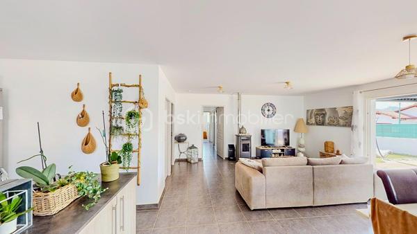 Maison contemporaine de plain-pied avec piscine – 4 chambres – Proche Bayonne

  Un véritable coup de cœur à découvrir sans tarder !

Dans un environnement calme et résidentiel, découvrez cette jolie maison contemporaine de 2017, 
entièrement de plain-pied, implantée sur une parcelle clôturée de 413 m².

Idéalement située, vous serez à seulement  5 minutes du centre commercial Ametzondo et 10 minutes de Bayonne.

    - VISITE VIRTUELLE SUR DEMANDE - GRATUITE

Dès l'entrée, vous serez séduits par une belle pièce de vie lumineuse de 43 m², chaleureuse et conviviale, 
agrémentée d'un poêle à granulés. 
Elle s'ouvre directement sur les extérieurs et la piscine.

La cuisine ouverte, aménagée et équipée, s'intègre parfaitement à cet espace de vie pensé pour profiter pleinement 
des moments en famille ou entre amis.

Un espace nuit confortable :

La maison propose 4 chambres, dont une belle **suite parentale** avec :

* dressing,
* salle d'eau avec douche à l'italienne,
* WC.

Un cellier avec accès au garage, une seconde salle d'eau et un WC indépendant viennent compléter l'espace intérieur.

Un extérieur pensé pour profiter pleinement des beaux jours.

Vous apprécierez particulièrement son jardin clos et facile à vivre, ainsi que ses deux terrasses exposées Sud-Ouest.

L'une bénéficie d'une pergola, l'autre d'un store, permettant de profiter des extérieurs à différents moments de la journée.

Et pour les journées ensoleillées : place à la détente avec une piscine chauffée et équipée d'une filtration au sel ! 

Un garage de 15 m² complète l'ensemble.

Les prestations : 

* Maison récente de 2017
* Plain-pied
* 4 chambres
* Piscine chauffée avec filtration au sel
* Poêle à granulés + chauffage électrique
* Eau chaude par ballon thermodynamique
* Huisseries PVC double vitrage
* Volets roulants électriques et bois
* VMC
* Moustiquaires
* Fibre
* Tout-à-l'égout
* Garage de 15 m²

  Les + qui font la différence :

Plain-pied • Maison récente • Excellent diagnostic performance énergétique classé en A et A • 4 chambres • Piscine • Jardin clos
• Terrasses • Calme • Proximité Bayonne

Une maison fonctionnelle, lumineuse et parfaitement adaptée à une vie de famille, où tout est réuni pour profiter 
d'un cadre de vie agréable à proximité immédiate de Bayonne.

Une maison coup de cœur qui ne devrait pas rester longtemps sur le marché… Alors, ne tardez pas !

 Je suis à votre écoute 7 jours sur 7 et m'adapte à votre planning pour organiser votre visite.