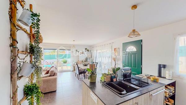 Maison contemporaine de plain-pied avec piscine – 4 chambres – Proche Bayonne

  Un véritable coup de cœur à découvrir sans tarder !

Dans un environnement calme et résidentiel, découvrez cette jolie maison contemporaine de 2017, 
entièrement de plain-pied, implantée sur une parcelle clôturée de 413 m².

Idéalement située, vous serez à seulement  5 minutes du centre commercial Ametzondo et 10 minutes de Bayonne.

    - VISITE VIRTUELLE SUR DEMANDE - GRATUITE

Dès l'entrée, vous serez séduits par une belle pièce de vie lumineuse de 43 m², chaleureuse et conviviale, 
agrémentée d'un poêle à granulés. 
Elle s'ouvre directement sur les extérieurs et la piscine.

La cuisine ouverte, aménagée et équipée, s'intègre parfaitement à cet espace de vie pensé pour profiter pleinement 
des moments en famille ou entre amis.

Un espace nuit confortable :

La maison propose 4 chambres, dont une belle **suite parentale** avec :

* dressing,
* salle d'eau avec douche à l'italienne,
* WC.

Un cellier avec accès au garage, une seconde salle d'eau et un WC indépendant viennent compléter l'espace intérieur.

Un extérieur pensé pour profiter pleinement des beaux jours.

Vous apprécierez particulièrement son jardin clos et facile à vivre, ainsi que ses deux terrasses exposées Sud-Ouest.

L'une bénéficie d'une pergola, l'autre d'un store, permettant de profiter des extérieurs à différents moments de la journée.

Et pour les journées ensoleillées : place à la détente avec une piscine chauffée et équipée d'une filtration au sel ! 

Un garage de 15 m² complète l'ensemble.

Les prestations : 

* Maison récente de 2017
* Plain-pied
* 4 chambres
* Piscine chauffée avec filtration au sel
* Poêle à granulés + chauffage électrique
* Eau chaude par ballon thermodynamique
* Huisseries PVC double vitrage
* Volets roulants électriques et bois
* VMC
* Moustiquaires
* Fibre
* Tout-à-l'égout
* Garage de 15 m²

  Les + qui font la différence :

Plain-pied • Maison récente • Excellent diagnostic performance énergétique classé en A et A • 4 chambres • Piscine • Jardin clos
• Terrasses • Calme • Proximité Bayonne

Une maison fonctionnelle, lumineuse et parfaitement adaptée à une vie de famille, où tout est réuni pour profiter 
d'un cadre de vie agréable à proximité immédiate de Bayonne.

Une maison coup de cœur qui ne devrait pas rester longtemps sur le marché… Alors, ne tardez pas !

 Je suis à votre écoute 7 jours sur 7 et m'adapte à votre planning pour organiser votre visite.