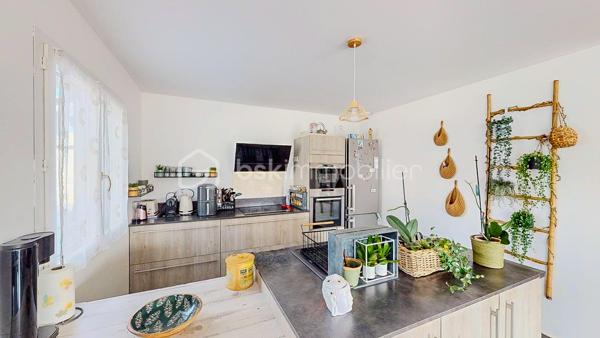 Maison contemporaine de plain-pied avec piscine – 4 chambres – Proche Bayonne

  Un véritable coup de cœur à découvrir sans tarder !

Dans un environnement calme et résidentiel, découvrez cette jolie maison contemporaine de 2017, 
entièrement de plain-pied, implantée sur une parcelle clôturée de 413 m².

Idéalement située, vous serez à seulement  5 minutes du centre commercial Ametzondo et 10 minutes de Bayonne.

    - VISITE VIRTUELLE SUR DEMANDE - GRATUITE

Dès l'entrée, vous serez séduits par une belle pièce de vie lumineuse de 43 m², chaleureuse et conviviale, 
agrémentée d'un poêle à granulés. 
Elle s'ouvre directement sur les extérieurs et la piscine.

La cuisine ouverte, aménagée et équipée, s'intègre parfaitement à cet espace de vie pensé pour profiter pleinement 
des moments en famille ou entre amis.

Un espace nuit confortable :

La maison propose 4 chambres, dont une belle **suite parentale** avec :

* dressing,
* salle d'eau avec douche à l'italienne,
* WC.

Un cellier avec accès au garage, une seconde salle d'eau et un WC indépendant viennent compléter l'espace intérieur.

Un extérieur pensé pour profiter pleinement des beaux jours.

Vous apprécierez particulièrement son jardin clos et facile à vivre, ainsi que ses deux terrasses exposées Sud-Ouest.

L'une bénéficie d'une pergola, l'autre d'un store, permettant de profiter des extérieurs à différents moments de la journée.

Et pour les journées ensoleillées : place à la détente avec une piscine chauffée et équipée d'une filtration au sel ! 

Un garage de 15 m² complète l'ensemble.

Les prestations : 

* Maison récente de 2017
* Plain-pied
* 4 chambres
* Piscine chauffée avec filtration au sel
* Poêle à granulés + chauffage électrique
* Eau chaude par ballon thermodynamique
* Huisseries PVC double vitrage
* Volets roulants électriques et bois
* VMC
* Moustiquaires
* Fibre
* Tout-à-l'égout
* Garage de 15 m²

  Les + qui font la différence :

Plain-pied • Maison récente • Excellent diagnostic performance énergétique classé en A et A • 4 chambres • Piscine • Jardin clos
• Terrasses • Calme • Proximité Bayonne

Une maison fonctionnelle, lumineuse et parfaitement adaptée à une vie de famille, où tout est réuni pour profiter 
d'un cadre de vie agréable à proximité immédiate de Bayonne.

Une maison coup de cœur qui ne devrait pas rester longtemps sur le marché… Alors, ne tardez pas !

 Je suis à votre écoute 7 jours sur 7 et m'adapte à votre planning pour organiser votre visite.