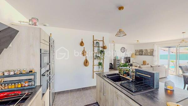 Maison contemporaine de plain-pied avec piscine – 4 chambres – Proche Bayonne

  Un véritable coup de cœur à découvrir sans tarder !

Dans un environnement calme et résidentiel, découvrez cette jolie maison contemporaine de 2017, 
entièrement de plain-pied, implantée sur une parcelle clôturée de 413 m².

Idéalement située, vous serez à seulement  5 minutes du centre commercial Ametzondo et 10 minutes de Bayonne.

    - VISITE VIRTUELLE SUR DEMANDE - GRATUITE

Dès l'entrée, vous serez séduits par une belle pièce de vie lumineuse de 43 m², chaleureuse et conviviale, 
agrémentée d'un poêle à granulés. 
Elle s'ouvre directement sur les extérieurs et la piscine.

La cuisine ouverte, aménagée et équipée, s'intègre parfaitement à cet espace de vie pensé pour profiter pleinement 
des moments en famille ou entre amis.

Un espace nuit confortable :

La maison propose 4 chambres, dont une belle **suite parentale** avec :

* dressing,
* salle d'eau avec douche à l'italienne,
* WC.

Un cellier avec accès au garage, une seconde salle d'eau et un WC indépendant viennent compléter l'espace intérieur.

Un extérieur pensé pour profiter pleinement des beaux jours.

Vous apprécierez particulièrement son jardin clos et facile à vivre, ainsi que ses deux terrasses exposées Sud-Ouest.

L'une bénéficie d'une pergola, l'autre d'un store, permettant de profiter des extérieurs à différents moments de la journée.

Et pour les journées ensoleillées : place à la détente avec une piscine chauffée et équipée d'une filtration au sel ! 

Un garage de 15 m² complète l'ensemble.

Les prestations : 

* Maison récente de 2017
* Plain-pied
* 4 chambres
* Piscine chauffée avec filtration au sel
* Poêle à granulés + chauffage électrique
* Eau chaude par ballon thermodynamique
* Huisseries PVC double vitrage
* Volets roulants électriques et bois
* VMC
* Moustiquaires
* Fibre
* Tout-à-l'égout
* Garage de 15 m²

  Les + qui font la différence :

Plain-pied • Maison récente • Excellent diagnostic performance énergétique classé en A et A • 4 chambres • Piscine • Jardin clos
• Terrasses • Calme • Proximité Bayonne

Une maison fonctionnelle, lumineuse et parfaitement adaptée à une vie de famille, où tout est réuni pour profiter 
d'un cadre de vie agréable à proximité immédiate de Bayonne.

Une maison coup de cœur qui ne devrait pas rester longtemps sur le marché… Alors, ne tardez pas !

 Je suis à votre écoute 7 jours sur 7 et m'adapte à votre planning pour organiser votre visite.