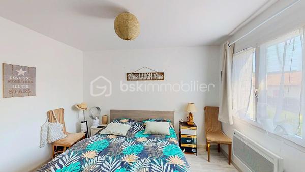 Maison contemporaine de plain-pied avec piscine – 4 chambres – Proche Bayonne

  Un véritable coup de cœur à découvrir sans tarder !

Dans un environnement calme et résidentiel, découvrez cette jolie maison contemporaine de 2017, 
entièrement de plain-pied, implantée sur une parcelle clôturée de 413 m².

Idéalement située, vous serez à seulement  5 minutes du centre commercial Ametzondo et 10 minutes de Bayonne.

    - VISITE VIRTUELLE SUR DEMANDE - GRATUITE

Dès l'entrée, vous serez séduits par une belle pièce de vie lumineuse de 43 m², chaleureuse et conviviale, 
agrémentée d'un poêle à granulés. 
Elle s'ouvre directement sur les extérieurs et la piscine.

La cuisine ouverte, aménagée et équipée, s'intègre parfaitement à cet espace de vie pensé pour profiter pleinement 
des moments en famille ou entre amis.

Un espace nuit confortable :

La maison propose 4 chambres, dont une belle **suite parentale** avec :

* dressing,
* salle d'eau avec douche à l'italienne,
* WC.

Un cellier avec accès au garage, une seconde salle d'eau et un WC indépendant viennent compléter l'espace intérieur.

Un extérieur pensé pour profiter pleinement des beaux jours.

Vous apprécierez particulièrement son jardin clos et facile à vivre, ainsi que ses deux terrasses exposées Sud-Ouest.

L'une bénéficie d'une pergola, l'autre d'un store, permettant de profiter des extérieurs à différents moments de la journée.

Et pour les journées ensoleillées : place à la détente avec une piscine chauffée et équipée d'une filtration au sel ! 

Un garage de 15 m² complète l'ensemble.

Les prestations : 

* Maison récente de 2017
* Plain-pied
* 4 chambres
* Piscine chauffée avec filtration au sel
* Poêle à granulés + chauffage électrique
* Eau chaude par ballon thermodynamique
* Huisseries PVC double vitrage
* Volets roulants électriques et bois
* VMC
* Moustiquaires
* Fibre
* Tout-à-l'égout
* Garage de 15 m²

  Les + qui font la différence :

Plain-pied • Maison récente • Excellent diagnostic performance énergétique classé en A et A • 4 chambres • Piscine • Jardin clos
• Terrasses • Calme • Proximité Bayonne

Une maison fonctionnelle, lumineuse et parfaitement adaptée à une vie de famille, où tout est réuni pour profiter 
d'un cadre de vie agréable à proximité immédiate de Bayonne.

Une maison coup de cœur qui ne devrait pas rester longtemps sur le marché… Alors, ne tardez pas !

 Je suis à votre écoute 7 jours sur 7 et m'adapte à votre planning pour organiser votre visite.