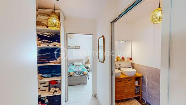 Maison contemporaine de plain-pied avec piscine – 4 chambres – Proche Bayonne

  Un véritable coup de cœur à découvrir sans tarder !

Dans un environnement calme et résidentiel, découvrez cette jolie maison contemporaine de 2017, 
entièrement de plain-pied, implantée sur une parcelle clôturée de 413 m².

Idéalement située, vous serez à seulement  5 minutes du centre commercial Ametzondo et 10 minutes de Bayonne.

    - VISITE VIRTUELLE SUR DEMANDE - GRATUITE

Dès l'entrée, vous serez séduits par une belle pièce de vie lumineuse de 43 m², chaleureuse et conviviale, 
agrémentée d'un poêle à granulés. 
Elle s'ouvre directement sur les extérieurs et la piscine.

La cuisine ouverte, aménagée et équipée, s'intègre parfaitement à cet espace de vie pensé pour profiter pleinement 
des moments en famille ou entre amis.

Un espace nuit confortable :

La maison propose 4 chambres, dont une belle **suite parentale** avec :

* dressing,
* salle d'eau avec douche à l'italienne,
* WC.

Un cellier avec accès au garage, une seconde salle d'eau et un WC indépendant viennent compléter l'espace intérieur.

Un extérieur pensé pour profiter pleinement des beaux jours.

Vous apprécierez particulièrement son jardin clos et facile à vivre, ainsi que ses deux terrasses exposées Sud-Ouest.

L'une bénéficie d'une pergola, l'autre d'un store, permettant de profiter des extérieurs à différents moments de la journée.

Et pour les journées ensoleillées : place à la détente avec une piscine chauffée et équipée d'une filtration au sel ! 

Un garage de 15 m² complète l'ensemble.

Les prestations : 

* Maison récente de 2017
* Plain-pied
* 4 chambres
* Piscine chauffée avec filtration au sel
* Poêle à granulés + chauffage électrique
* Eau chaude par ballon thermodynamique
* Huisseries PVC double vitrage
* Volets roulants électriques et bois
* VMC
* Moustiquaires
* Fibre
* Tout-à-l'égout
* Garage de 15 m²

  Les + qui font la différence :

Plain-pied • Maison récente • Excellent diagnostic performance énergétique classé en A et A • 4 chambres • Piscine • Jardin clos
• Terrasses • Calme • Proximité Bayonne

Une maison fonctionnelle, lumineuse et parfaitement adaptée à une vie de famille, où tout est réuni pour profiter 
d'un cadre de vie agréable à proximité immédiate de Bayonne.

Une maison coup de cœur qui ne devrait pas rester longtemps sur le marché… Alors, ne tardez pas !

 Je suis à votre écoute 7 jours sur 7 et m'adapte à votre planning pour organiser votre visite.