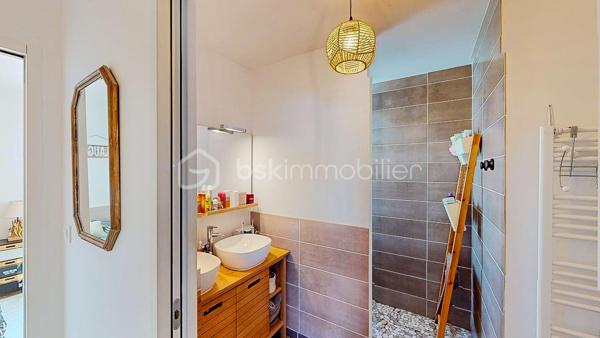 Maison contemporaine de plain-pied avec piscine – 4 chambres – Proche Bayonne

  Un véritable coup de cœur à découvrir sans tarder !

Dans un environnement calme et résidentiel, découvrez cette jolie maison contemporaine de 2017, 
entièrement de plain-pied, implantée sur une parcelle clôturée de 413 m².

Idéalement située, vous serez à seulement  5 minutes du centre commercial Ametzondo et 10 minutes de Bayonne.

    - VISITE VIRTUELLE SUR DEMANDE - GRATUITE

Dès l'entrée, vous serez séduits par une belle pièce de vie lumineuse de 43 m², chaleureuse et conviviale, 
agrémentée d'un poêle à granulés. 
Elle s'ouvre directement sur les extérieurs et la piscine.

La cuisine ouverte, aménagée et équipée, s'intègre parfaitement à cet espace de vie pensé pour profiter pleinement 
des moments en famille ou entre amis.

Un espace nuit confortable :

La maison propose 4 chambres, dont une belle **suite parentale** avec :

* dressing,
* salle d'eau avec douche à l'italienne,
* WC.

Un cellier avec accès au garage, une seconde salle d'eau et un WC indépendant viennent compléter l'espace intérieur.

Un extérieur pensé pour profiter pleinement des beaux jours.

Vous apprécierez particulièrement son jardin clos et facile à vivre, ainsi que ses deux terrasses exposées Sud-Ouest.

L'une bénéficie d'une pergola, l'autre d'un store, permettant de profiter des extérieurs à différents moments de la journée.

Et pour les journées ensoleillées : place à la détente avec une piscine chauffée et équipée d'une filtration au sel ! 

Un garage de 15 m² complète l'ensemble.

Les prestations : 

* Maison récente de 2017
* Plain-pied
* 4 chambres
* Piscine chauffée avec filtration au sel
* Poêle à granulés + chauffage électrique
* Eau chaude par ballon thermodynamique
* Huisseries PVC double vitrage
* Volets roulants électriques et bois
* VMC
* Moustiquaires
* Fibre
* Tout-à-l'égout
* Garage de 15 m²

  Les + qui font la différence :

Plain-pied • Maison récente • Excellent diagnostic performance énergétique classé en A et A • 4 chambres • Piscine • Jardin clos
• Terrasses • Calme • Proximité Bayonne

Une maison fonctionnelle, lumineuse et parfaitement adaptée à une vie de famille, où tout est réuni pour profiter 
d'un cadre de vie agréable à proximité immédiate de Bayonne.

Une maison coup de cœur qui ne devrait pas rester longtemps sur le marché… Alors, ne tardez pas !

 Je suis à votre écoute 7 jours sur 7 et m'adapte à votre planning pour organiser votre visite.