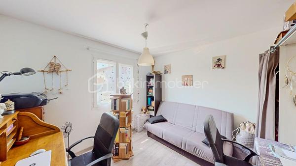 Maison contemporaine de plain-pied avec piscine – 4 chambres – Proche Bayonne

  Un véritable coup de cœur à découvrir sans tarder !

Dans un environnement calme et résidentiel, découvrez cette jolie maison contemporaine de 2017, 
entièrement de plain-pied, implantée sur une parcelle clôturée de 413 m².

Idéalement située, vous serez à seulement  5 minutes du centre commercial Ametzondo et 10 minutes de Bayonne.

    - VISITE VIRTUELLE SUR DEMANDE - GRATUITE

Dès l'entrée, vous serez séduits par une belle pièce de vie lumineuse de 43 m², chaleureuse et conviviale, 
agrémentée d'un poêle à granulés. 
Elle s'ouvre directement sur les extérieurs et la piscine.

La cuisine ouverte, aménagée et équipée, s'intègre parfaitement à cet espace de vie pensé pour profiter pleinement 
des moments en famille ou entre amis.

Un espace nuit confortable :

La maison propose 4 chambres, dont une belle **suite parentale** avec :

* dressing,
* salle d'eau avec douche à l'italienne,
* WC.

Un cellier avec accès au garage, une seconde salle d'eau et un WC indépendant viennent compléter l'espace intérieur.

Un extérieur pensé pour profiter pleinement des beaux jours.

Vous apprécierez particulièrement son jardin clos et facile à vivre, ainsi que ses deux terrasses exposées Sud-Ouest.

L'une bénéficie d'une pergola, l'autre d'un store, permettant de profiter des extérieurs à différents moments de la journée.

Et pour les journées ensoleillées : place à la détente avec une piscine chauffée et équipée d'une filtration au sel ! 

Un garage de 15 m² complète l'ensemble.

Les prestations : 

* Maison récente de 2017
* Plain-pied
* 4 chambres
* Piscine chauffée avec filtration au sel
* Poêle à granulés + chauffage électrique
* Eau chaude par ballon thermodynamique
* Huisseries PVC double vitrage
* Volets roulants électriques et bois
* VMC
* Moustiquaires
* Fibre
* Tout-à-l'égout
* Garage de 15 m²

  Les + qui font la différence :

Plain-pied • Maison récente • Excellent diagnostic performance énergétique classé en A et A • 4 chambres • Piscine • Jardin clos
• Terrasses • Calme • Proximité Bayonne

Une maison fonctionnelle, lumineuse et parfaitement adaptée à une vie de famille, où tout est réuni pour profiter 
d'un cadre de vie agréable à proximité immédiate de Bayonne.

Une maison coup de cœur qui ne devrait pas rester longtemps sur le marché… Alors, ne tardez pas !

 Je suis à votre écoute 7 jours sur 7 et m'adapte à votre planning pour organiser votre visite.