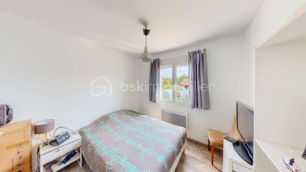 Maison contemporaine de plain-pied avec piscine – 4 chambres – Proche Bayonne

  Un véritable coup de cœur à découvrir sans tarder !

Dans un environnement calme et résidentiel, découvrez cette jolie maison contemporaine de 2017, 
entièrement de plain-pied, implantée sur une parcelle clôturée de 413 m².

Idéalement située, vous serez à seulement  5 minutes du centre commercial Ametzondo et 10 minutes de Bayonne.

    - VISITE VIRTUELLE SUR DEMANDE - GRATUITE

Dès l'entrée, vous serez séduits par une belle pièce de vie lumineuse de 43 m², chaleureuse et conviviale, 
agrémentée d'un poêle à granulés. 
Elle s'ouvre directement sur les extérieurs et la piscine.

La cuisine ouverte, aménagée et équipée, s'intègre parfaitement à cet espace de vie pensé pour profiter pleinement 
des moments en famille ou entre amis.

Un espace nuit confortable :

La maison propose 4 chambres, dont une belle **suite parentale** avec :

* dressing,
* salle d'eau avec douche à l'italienne,
* WC.

Un cellier avec accès au garage, une seconde salle d'eau et un WC indépendant viennent compléter l'espace intérieur.

Un extérieur pensé pour profiter pleinement des beaux jours.

Vous apprécierez particulièrement son jardin clos et facile à vivre, ainsi que ses deux terrasses exposées Sud-Ouest.

L'une bénéficie d'une pergola, l'autre d'un store, permettant de profiter des extérieurs à différents moments de la journée.

Et pour les journées ensoleillées : place à la détente avec une piscine chauffée et équipée d'une filtration au sel ! 

Un garage de 15 m² complète l'ensemble.

Les prestations : 

* Maison récente de 2017
* Plain-pied
* 4 chambres
* Piscine chauffée avec filtration au sel
* Poêle à granulés + chauffage électrique
* Eau chaude par ballon thermodynamique
* Huisseries PVC double vitrage
* Volets roulants électriques et bois
* VMC
* Moustiquaires
* Fibre
* Tout-à-l'égout
* Garage de 15 m²

  Les + qui font la différence :

Plain-pied • Maison récente • Excellent diagnostic performance énergétique classé en A et A • 4 chambres • Piscine • Jardin clos
• Terrasses • Calme • Proximité Bayonne

Une maison fonctionnelle, lumineuse et parfaitement adaptée à une vie de famille, où tout est réuni pour profiter 
d'un cadre de vie agréable à proximité immédiate de Bayonne.

Une maison coup de cœur qui ne devrait pas rester longtemps sur le marché… Alors, ne tardez pas !

 Je suis à votre écoute 7 jours sur 7 et m'adapte à votre planning pour organiser votre visite.