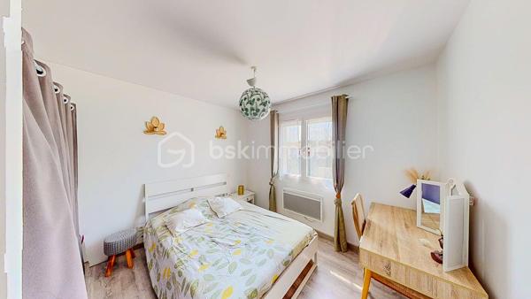 Maison contemporaine de plain-pied avec piscine – 4 chambres – Proche Bayonne

  Un véritable coup de cœur à découvrir sans tarder !

Dans un environnement calme et résidentiel, découvrez cette jolie maison contemporaine de 2017, 
entièrement de plain-pied, implantée sur une parcelle clôturée de 413 m².

Idéalement située, vous serez à seulement  5 minutes du centre commercial Ametzondo et 10 minutes de Bayonne.

    - VISITE VIRTUELLE SUR DEMANDE - GRATUITE

Dès l'entrée, vous serez séduits par une belle pièce de vie lumineuse de 43 m², chaleureuse et conviviale, 
agrémentée d'un poêle à granulés. 
Elle s'ouvre directement sur les extérieurs et la piscine.

La cuisine ouverte, aménagée et équipée, s'intègre parfaitement à cet espace de vie pensé pour profiter pleinement 
des moments en famille ou entre amis.

Un espace nuit confortable :

La maison propose 4 chambres, dont une belle **suite parentale** avec :

* dressing,
* salle d'eau avec douche à l'italienne,
* WC.

Un cellier avec accès au garage, une seconde salle d'eau et un WC indépendant viennent compléter l'espace intérieur.

Un extérieur pensé pour profiter pleinement des beaux jours.

Vous apprécierez particulièrement son jardin clos et facile à vivre, ainsi que ses deux terrasses exposées Sud-Ouest.

L'une bénéficie d'une pergola, l'autre d'un store, permettant de profiter des extérieurs à différents moments de la journée.

Et pour les journées ensoleillées : place à la détente avec une piscine chauffée et équipée d'une filtration au sel ! 

Un garage de 15 m² complète l'ensemble.

Les prestations : 

* Maison récente de 2017
* Plain-pied
* 4 chambres
* Piscine chauffée avec filtration au sel
* Poêle à granulés + chauffage électrique
* Eau chaude par ballon thermodynamique
* Huisseries PVC double vitrage
* Volets roulants électriques et bois
* VMC
* Moustiquaires
* Fibre
* Tout-à-l'égout
* Garage de 15 m²

  Les + qui font la différence :

Plain-pied • Maison récente • Excellent diagnostic performance énergétique classé en A et A • 4 chambres • Piscine • Jardin clos
• Terrasses • Calme • Proximité Bayonne

Une maison fonctionnelle, lumineuse et parfaitement adaptée à une vie de famille, où tout est réuni pour profiter 
d'un cadre de vie agréable à proximité immédiate de Bayonne.

Une maison coup de cœur qui ne devrait pas rester longtemps sur le marché… Alors, ne tardez pas !

 Je suis à votre écoute 7 jours sur 7 et m'adapte à votre planning pour organiser votre visite.