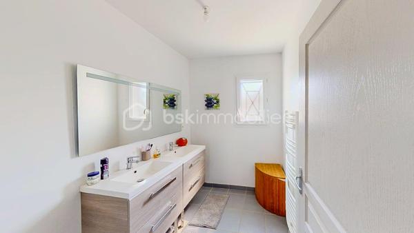 Maison contemporaine de plain-pied avec piscine – 4 chambres – Proche Bayonne

  Un véritable coup de cœur à découvrir sans tarder !

Dans un environnement calme et résidentiel, découvrez cette jolie maison contemporaine de 2017, 
entièrement de plain-pied, implantée sur une parcelle clôturée de 413 m².

Idéalement située, vous serez à seulement  5 minutes du centre commercial Ametzondo et 10 minutes de Bayonne.

    - VISITE VIRTUELLE SUR DEMANDE - GRATUITE

Dès l'entrée, vous serez séduits par une belle pièce de vie lumineuse de 43 m², chaleureuse et conviviale, 
agrémentée d'un poêle à granulés. 
Elle s'ouvre directement sur les extérieurs et la piscine.

La cuisine ouverte, aménagée et équipée, s'intègre parfaitement à cet espace de vie pensé pour profiter pleinement 
des moments en famille ou entre amis.

Un espace nuit confortable :

La maison propose 4 chambres, dont une belle **suite parentale** avec :

* dressing,
* salle d'eau avec douche à l'italienne,
* WC.

Un cellier avec accès au garage, une seconde salle d'eau et un WC indépendant viennent compléter l'espace intérieur.

Un extérieur pensé pour profiter pleinement des beaux jours.

Vous apprécierez particulièrement son jardin clos et facile à vivre, ainsi que ses deux terrasses exposées Sud-Ouest.

L'une bénéficie d'une pergola, l'autre d'un store, permettant de profiter des extérieurs à différents moments de la journée.

Et pour les journées ensoleillées : place à la détente avec une piscine chauffée et équipée d'une filtration au sel ! 

Un garage de 15 m² complète l'ensemble.

Les prestations : 

* Maison récente de 2017
* Plain-pied
* 4 chambres
* Piscine chauffée avec filtration au sel
* Poêle à granulés + chauffage électrique
* Eau chaude par ballon thermodynamique
* Huisseries PVC double vitrage
* Volets roulants électriques et bois
* VMC
* Moustiquaires
* Fibre
* Tout-à-l'égout
* Garage de 15 m²

  Les + qui font la différence :

Plain-pied • Maison récente • Excellent diagnostic performance énergétique classé en A et A • 4 chambres • Piscine • Jardin clos
• Terrasses • Calme • Proximité Bayonne

Une maison fonctionnelle, lumineuse et parfaitement adaptée à une vie de famille, où tout est réuni pour profiter 
d'un cadre de vie agréable à proximité immédiate de Bayonne.

Une maison coup de cœur qui ne devrait pas rester longtemps sur le marché… Alors, ne tardez pas !

 Je suis à votre écoute 7 jours sur 7 et m'adapte à votre planning pour organiser votre visite.