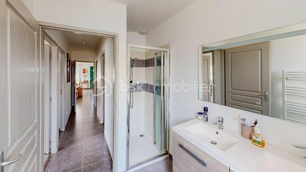 Maison contemporaine de plain-pied avec piscine – 4 chambres – Proche Bayonne

  Un véritable coup de cœur à découvrir sans tarder !

Dans un environnement calme et résidentiel, découvrez cette jolie maison contemporaine de 2017, 
entièrement de plain-pied, implantée sur une parcelle clôturée de 413 m².

Idéalement située, vous serez à seulement  5 minutes du centre commercial Ametzondo et 10 minutes de Bayonne.

    - VISITE VIRTUELLE SUR DEMANDE - GRATUITE

Dès l'entrée, vous serez séduits par une belle pièce de vie lumineuse de 43 m², chaleureuse et conviviale, 
agrémentée d'un poêle à granulés. 
Elle s'ouvre directement sur les extérieurs et la piscine.

La cuisine ouverte, aménagée et équipée, s'intègre parfaitement à cet espace de vie pensé pour profiter pleinement 
des moments en famille ou entre amis.

Un espace nuit confortable :

La maison propose 4 chambres, dont une belle **suite parentale** avec :

* dressing,
* salle d'eau avec douche à l'italienne,
* WC.

Un cellier avec accès au garage, une seconde salle d'eau et un WC indépendant viennent compléter l'espace intérieur.

Un extérieur pensé pour profiter pleinement des beaux jours.

Vous apprécierez particulièrement son jardin clos et facile à vivre, ainsi que ses deux terrasses exposées Sud-Ouest.

L'une bénéficie d'une pergola, l'autre d'un store, permettant de profiter des extérieurs à différents moments de la journée.

Et pour les journées ensoleillées : place à la détente avec une piscine chauffée et équipée d'une filtration au sel ! 

Un garage de 15 m² complète l'ensemble.

Les prestations : 

* Maison récente de 2017
* Plain-pied
* 4 chambres
* Piscine chauffée avec filtration au sel
* Poêle à granulés + chauffage électrique
* Eau chaude par ballon thermodynamique
* Huisseries PVC double vitrage
* Volets roulants électriques et bois
* VMC
* Moustiquaires
* Fibre
* Tout-à-l'égout
* Garage de 15 m²

  Les + qui font la différence :

Plain-pied • Maison récente • Excellent diagnostic performance énergétique classé en A et A • 4 chambres • Piscine • Jardin clos
• Terrasses • Calme • Proximité Bayonne

Une maison fonctionnelle, lumineuse et parfaitement adaptée à une vie de famille, où tout est réuni pour profiter 
d'un cadre de vie agréable à proximité immédiate de Bayonne.

Une maison coup de cœur qui ne devrait pas rester longtemps sur le marché… Alors, ne tardez pas !

 Je suis à votre écoute 7 jours sur 7 et m'adapte à votre planning pour organiser votre visite.