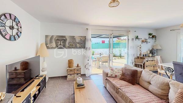 Maison contemporaine de plain-pied avec piscine – 4 chambres – Proche Bayonne

  Un véritable coup de cœur à découvrir sans tarder !

Dans un environnement calme et résidentiel, découvrez cette jolie maison contemporaine de 2017, 
entièrement de plain-pied, implantée sur une parcelle clôturée de 413 m².

Idéalement située, vous serez à seulement  5 minutes du centre commercial Ametzondo et 10 minutes de Bayonne.

    - VISITE VIRTUELLE SUR DEMANDE - GRATUITE

Dès l'entrée, vous serez séduits par une belle pièce de vie lumineuse de 43 m², chaleureuse et conviviale, 
agrémentée d'un poêle à granulés. 
Elle s'ouvre directement sur les extérieurs et la piscine.

La cuisine ouverte, aménagée et équipée, s'intègre parfaitement à cet espace de vie pensé pour profiter pleinement 
des moments en famille ou entre amis.

Un espace nuit confortable :

La maison propose 4 chambres, dont une belle **suite parentale** avec :

* dressing,
* salle d'eau avec douche à l'italienne,
* WC.

Un cellier avec accès au garage, une seconde salle d'eau et un WC indépendant viennent compléter l'espace intérieur.

Un extérieur pensé pour profiter pleinement des beaux jours.

Vous apprécierez particulièrement son jardin clos et facile à vivre, ainsi que ses deux terrasses exposées Sud-Ouest.

L'une bénéficie d'une pergola, l'autre d'un store, permettant de profiter des extérieurs à différents moments de la journée.

Et pour les journées ensoleillées : place à la détente avec une piscine chauffée et équipée d'une filtration au sel ! 

Un garage de 15 m² complète l'ensemble.

Les prestations : 

* Maison récente de 2017
* Plain-pied
* 4 chambres
* Piscine chauffée avec filtration au sel
* Poêle à granulés + chauffage électrique
* Eau chaude par ballon thermodynamique
* Huisseries PVC double vitrage
* Volets roulants électriques et bois
* VMC
* Moustiquaires
* Fibre
* Tout-à-l'égout
* Garage de 15 m²

  Les + qui font la différence :

Plain-pied • Maison récente • Excellent diagnostic performance énergétique classé en A et A • 4 chambres • Piscine • Jardin clos
• Terrasses • Calme • Proximité Bayonne

Une maison fonctionnelle, lumineuse et parfaitement adaptée à une vie de famille, où tout est réuni pour profiter 
d'un cadre de vie agréable à proximité immédiate de Bayonne.

Une maison coup de cœur qui ne devrait pas rester longtemps sur le marché… Alors, ne tardez pas !

 Je suis à votre écoute 7 jours sur 7 et m'adapte à votre planning pour organiser votre visite.