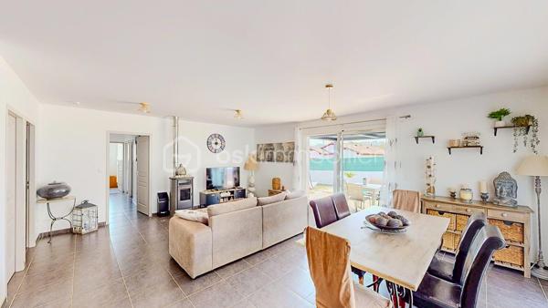 Maison contemporaine de plain-pied avec piscine – 4 chambres – Proche Bayonne

  Un véritable coup de cœur à découvrir sans tarder !

Dans un environnement calme et résidentiel, découvrez cette jolie maison contemporaine de 2017, 
entièrement de plain-pied, implantée sur une parcelle clôturée de 413 m².

Idéalement située, vous serez à seulement  5 minutes du centre commercial Ametzondo et 10 minutes de Bayonne.

    - VISITE VIRTUELLE SUR DEMANDE - GRATUITE

Dès l'entrée, vous serez séduits par une belle pièce de vie lumineuse de 43 m², chaleureuse et conviviale, 
agrémentée d'un poêle à granulés. 
Elle s'ouvre directement sur les extérieurs et la piscine.

La cuisine ouverte, aménagée et équipée, s'intègre parfaitement à cet espace de vie pensé pour profiter pleinement 
des moments en famille ou entre amis.

Un espace nuit confortable :

La maison propose 4 chambres, dont une belle **suite parentale** avec :

* dressing,
* salle d'eau avec douche à l'italienne,
* WC.

Un cellier avec accès au garage, une seconde salle d'eau et un WC indépendant viennent compléter l'espace intérieur.

Un extérieur pensé pour profiter pleinement des beaux jours.

Vous apprécierez particulièrement son jardin clos et facile à vivre, ainsi que ses deux terrasses exposées Sud-Ouest.

L'une bénéficie d'une pergola, l'autre d'un store, permettant de profiter des extérieurs à différents moments de la journée.

Et pour les journées ensoleillées : place à la détente avec une piscine chauffée et équipée d'une filtration au sel ! 

Un garage de 15 m² complète l'ensemble.

Les prestations : 

* Maison récente de 2017
* Plain-pied
* 4 chambres
* Piscine chauffée avec filtration au sel
* Poêle à granulés + chauffage électrique
* Eau chaude par ballon thermodynamique
* Huisseries PVC double vitrage
* Volets roulants électriques et bois
* VMC
* Moustiquaires
* Fibre
* Tout-à-l'égout
* Garage de 15 m²

  Les + qui font la différence :

Plain-pied • Maison récente • Excellent diagnostic performance énergétique classé en A et A • 4 chambres • Piscine • Jardin clos
• Terrasses • Calme • Proximité Bayonne

Une maison fonctionnelle, lumineuse et parfaitement adaptée à une vie de famille, où tout est réuni pour profiter 
d'un cadre de vie agréable à proximité immédiate de Bayonne.

Une maison coup de cœur qui ne devrait pas rester longtemps sur le marché… Alors, ne tardez pas !

 Je suis à votre écoute 7 jours sur 7 et m'adapte à votre planning pour organiser votre visite.
