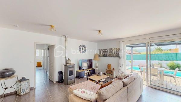 Maison contemporaine de plain-pied avec piscine – 4 chambres – Proche Bayonne

  Un véritable coup de cœur à découvrir sans tarder !

Dans un environnement calme et résidentiel, découvrez cette jolie maison contemporaine de 2017, 
entièrement de plain-pied, implantée sur une parcelle clôturée de 413 m².

Idéalement située, vous serez à seulement  5 minutes du centre commercial Ametzondo et 10 minutes de Bayonne.

    - VISITE VIRTUELLE SUR DEMANDE - GRATUITE

Dès l'entrée, vous serez séduits par une belle pièce de vie lumineuse de 43 m², chaleureuse et conviviale, 
agrémentée d'un poêle à granulés. 
Elle s'ouvre directement sur les extérieurs et la piscine.

La cuisine ouverte, aménagée et équipée, s'intègre parfaitement à cet espace de vie pensé pour profiter pleinement 
des moments en famille ou entre amis.

Un espace nuit confortable :

La maison propose 4 chambres, dont une belle **suite parentale** avec :

* dressing,
* salle d'eau avec douche à l'italienne,
* WC.

Un cellier avec accès au garage, une seconde salle d'eau et un WC indépendant viennent compléter l'espace intérieur.

Un extérieur pensé pour profiter pleinement des beaux jours.

Vous apprécierez particulièrement son jardin clos et facile à vivre, ainsi que ses deux terrasses exposées Sud-Ouest.

L'une bénéficie d'une pergola, l'autre d'un store, permettant de profiter des extérieurs à différents moments de la journée.

Et pour les journées ensoleillées : place à la détente avec une piscine chauffée et équipée d'une filtration au sel ! 

Un garage de 15 m² complète l'ensemble.

Les prestations : 

* Maison récente de 2017
* Plain-pied
* 4 chambres
* Piscine chauffée avec filtration au sel
* Poêle à granulés + chauffage électrique
* Eau chaude par ballon thermodynamique
* Huisseries PVC double vitrage
* Volets roulants électriques et bois
* VMC
* Moustiquaires
* Fibre
* Tout-à-l'égout
* Garage de 15 m²

  Les + qui font la différence :

Plain-pied • Maison récente • Excellent diagnostic performance énergétique classé en A et A • 4 chambres • Piscine • Jardin clos
• Terrasses • Calme • Proximité Bayonne

Une maison fonctionnelle, lumineuse et parfaitement adaptée à une vie de famille, où tout est réuni pour profiter 
d'un cadre de vie agréable à proximité immédiate de Bayonne.

Une maison coup de cœur qui ne devrait pas rester longtemps sur le marché… Alors, ne tardez pas !

 Je suis à votre écoute 7 jours sur 7 et m'adapte à votre planning pour organiser votre visite.