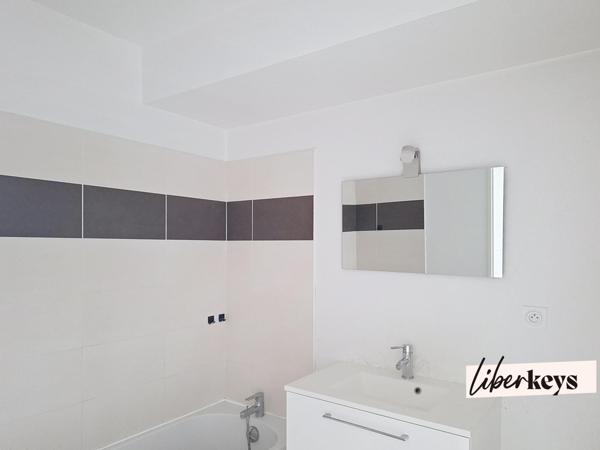 3P lumineux avec grande terrasse et 2 parkings privatives