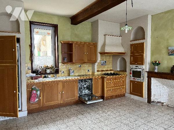 Commune de POIX DE PICARDIE, sur un terrain de 5890m², une maison avec une grande dépendance